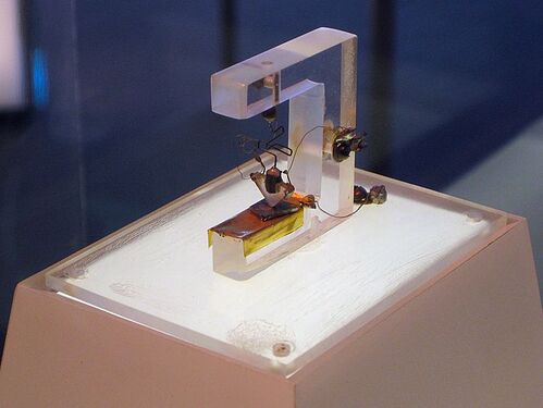 The_First_Transistor_ever_made_built_in_1947_-_Bell_Labs-Creative-Commons-2.0-licence